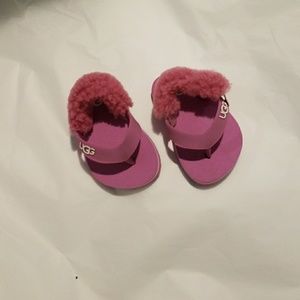ugg flip flops size 2/3.